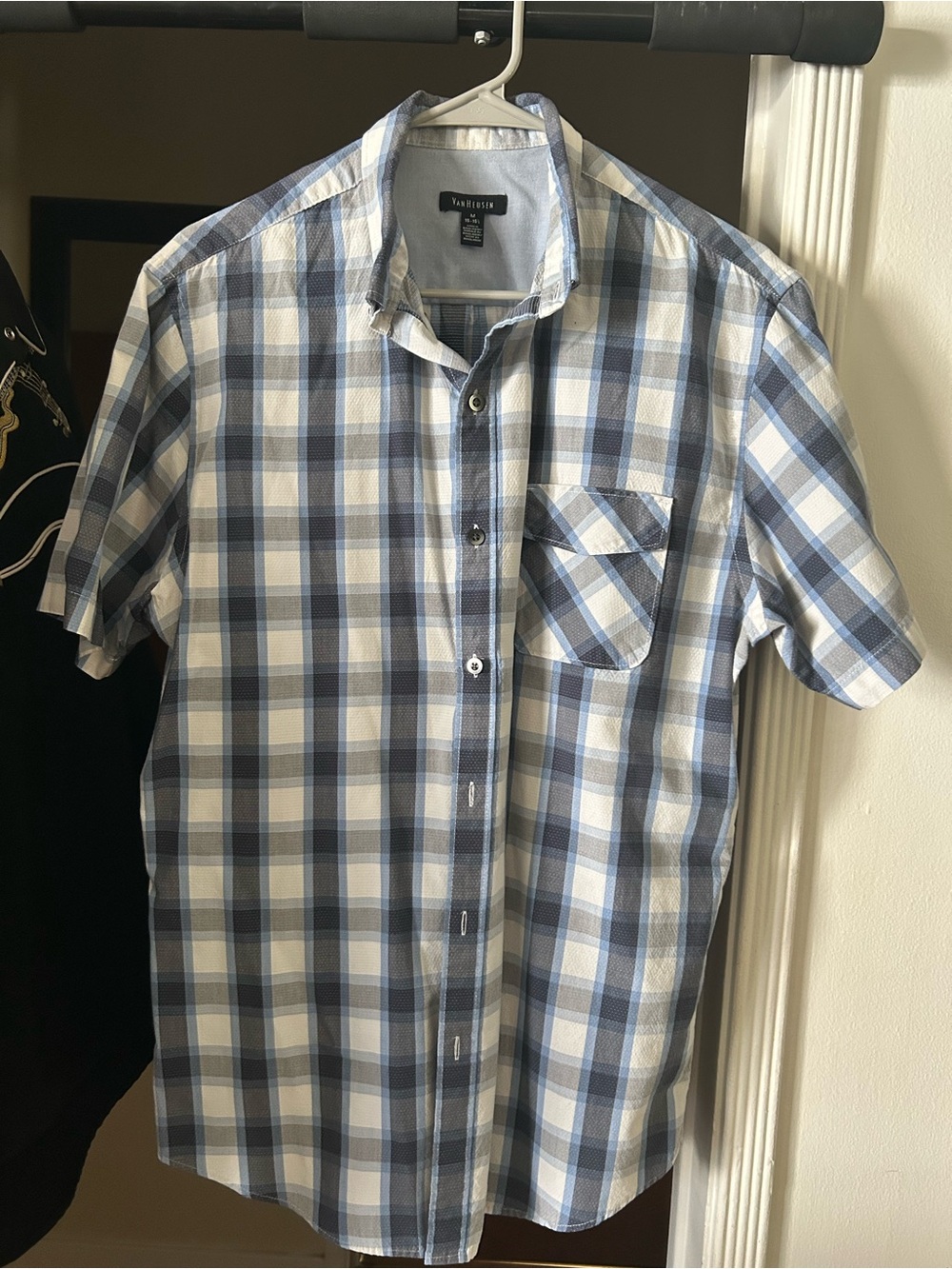 Mens’s Van Heusen Blue and White Plaid Short-Sleeve Button-Down Shirt. Size M